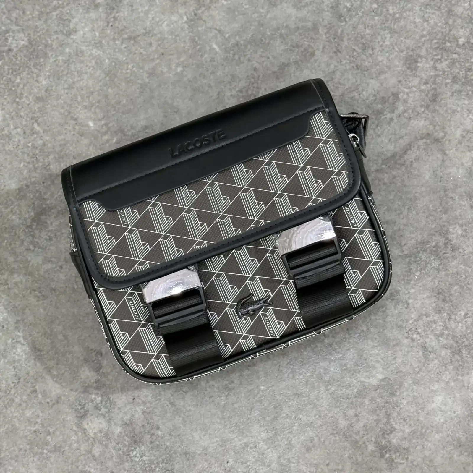 Sacoche Lacoste monogramme promo