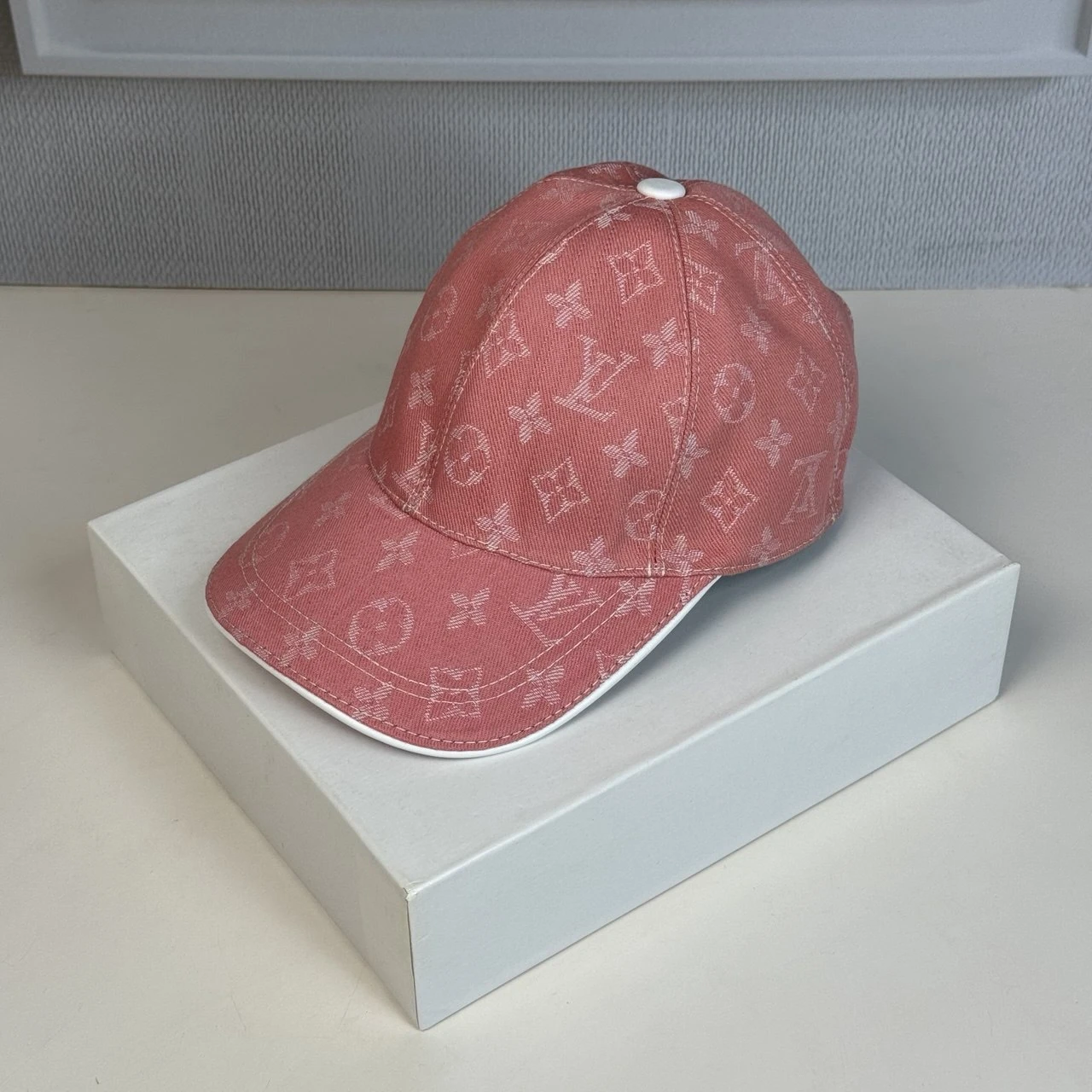 louis vuitton pink white bord