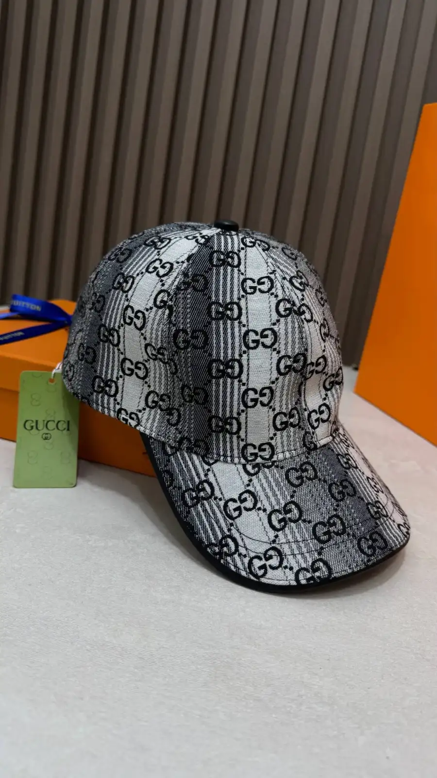 GUCCI BMLACK AND WHITE